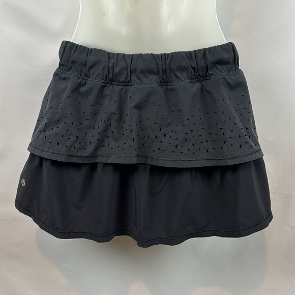 Lululemon In a Flash Multi-Layer Black Gray Laser Cut Ruffle Skirt Skort Size 4 - Picture 6 of 10